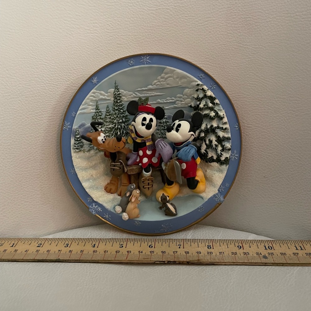 A00795 - Disney collectible plates “friends for all seasons” collection
